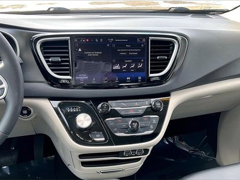 Used 2024 Chrysler Pacifica Touring-L image 6