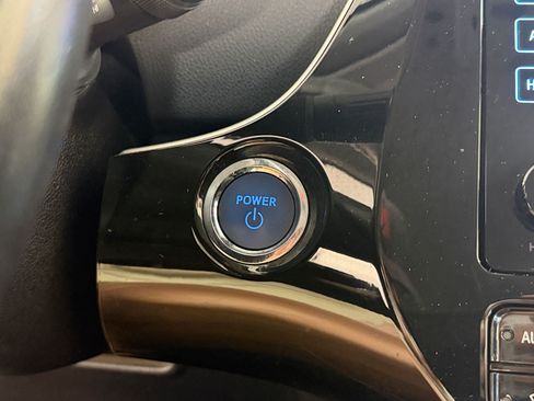 Used 2018 Toyota Prius Three Touring FWD image 17
