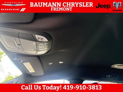 Used 2025 Chrysler Pacifica Select FWD image 20