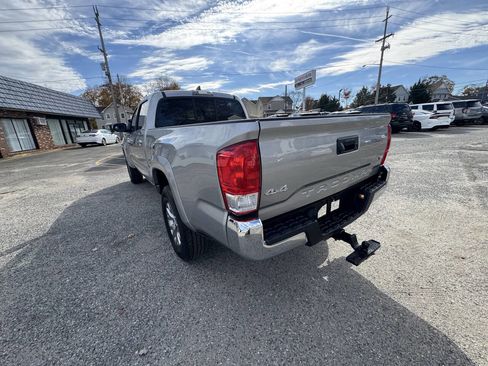 Used 2016 Toyota Tacoma SR5 w/ SR5 Appearance Package (SN) image 16