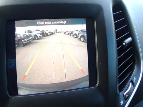 Used 2020 Jeep Cherokee Latitude Plus w/ Cold Weather Group FWD image 30