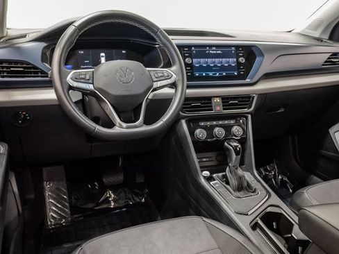 Used 2023 Volkswagen Taos SE w/ Panoramic Sunroof Package FWD image 7