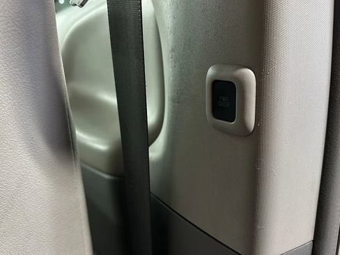 Used 2014 Toyota Sienna XLE image 18