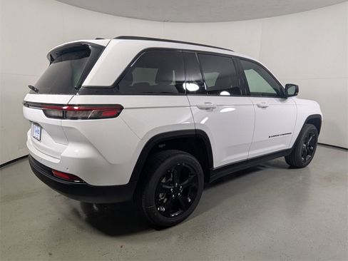 New 2025 Jeep Grand Cherokee Altitude image 7