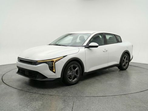 Used 2025 Kia K4 FWD image 3