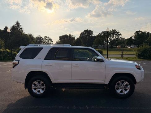 Used 2015 Toyota 4Runner SR5 AWD/4WD image 5