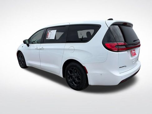 Used 2024 Chrysler Pacifica Limited FWD image 4