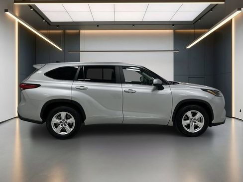 Used 2023 Toyota Highlander LE FWD image 7