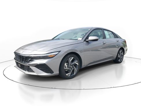 Used 2025 Hyundai Elantra SEL FWD image 3
