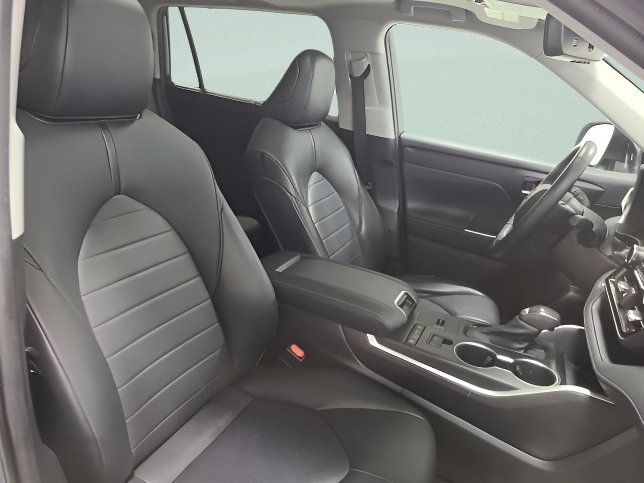 Used 2021 Toyota Highlander XLE FWD image 14