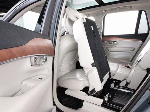 Certified 2022 Volvo XC90 T6 Momentum w/ Advanced Package image 27