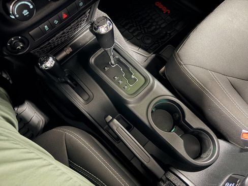 Used 2018 Jeep Wrangler Sahara w/ Connectivity Group image 19