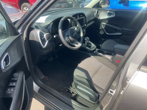 Used 2023 Kia Soul LX w/ LX Technology Package FWD image 4