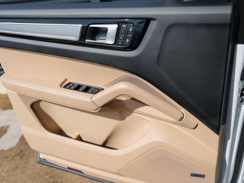 Certified 2022 Porsche Cayenne Platinum Edition image 23