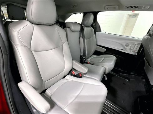Used 2026 Toyota Sienna XLE FWD image 33