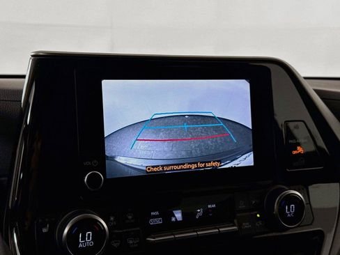Used 2023 Toyota Highlander XLE FWD image 32