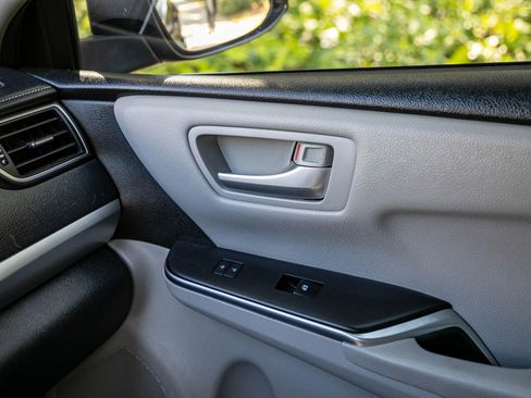 Used 2017 Toyota Camry SE image 31