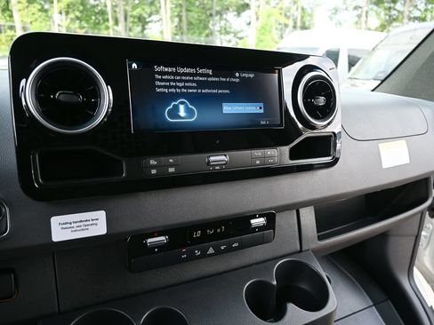 Used 2025 Mercedes-Benz Sprinter 2500 image 22