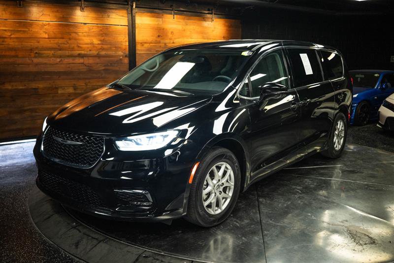 Used 2024 Chrysler Pacifica Touring-L FWD image 2