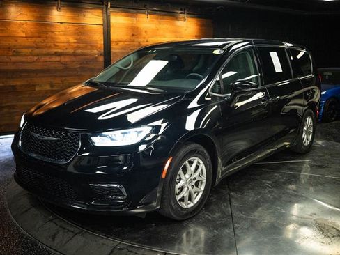 Used 2024 Chrysler Pacifica Touring-L FWD image 2
