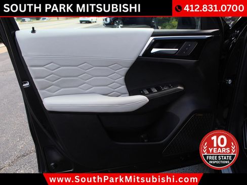 Used 2025 Mitsubishi Outlander AWD image 13