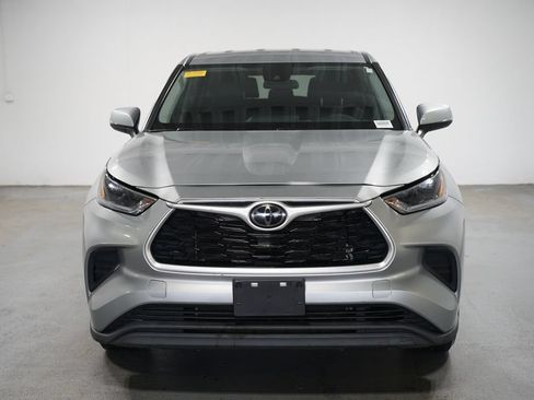 Used 2021 Toyota Highlander L FWD image 2