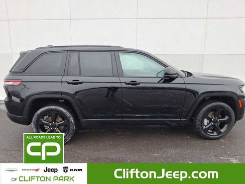 Used 2023 Jeep Grand Cherokee Limited w/ Black Appearance Package image 2
