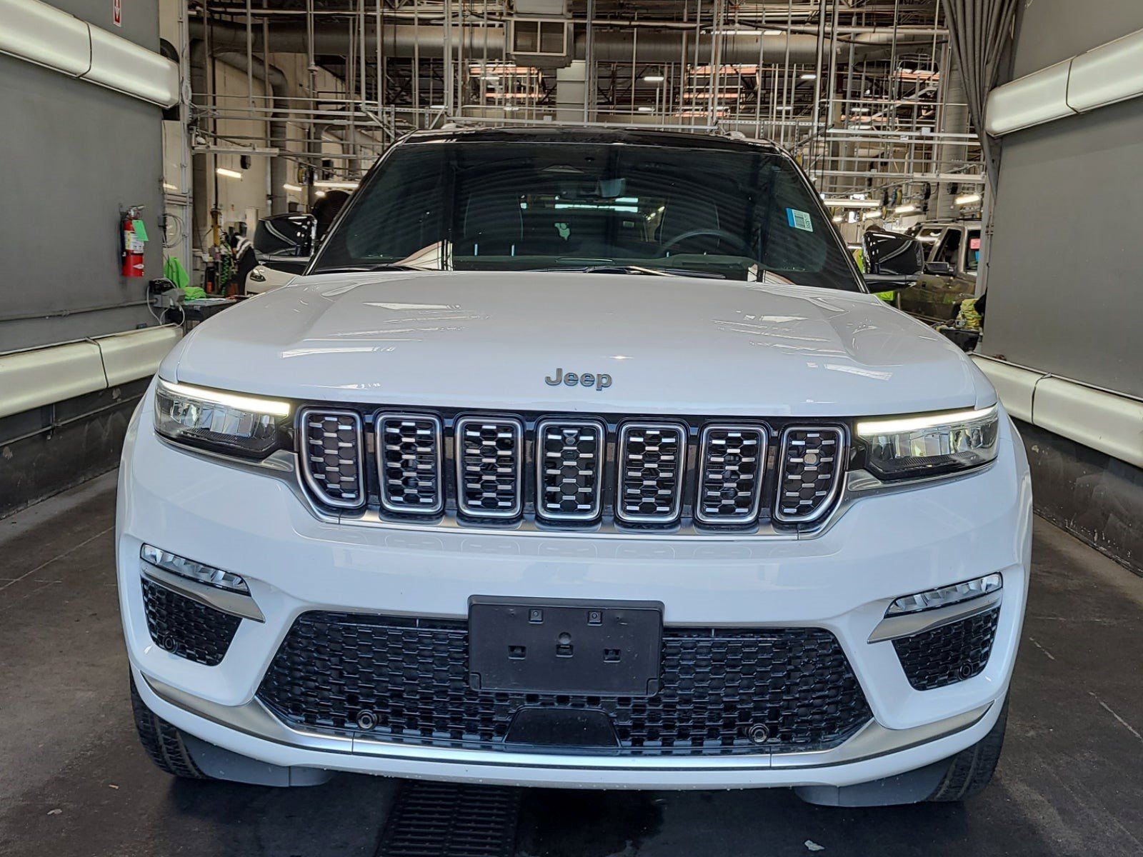 Used 2023 Jeep Grand Cherokee Summit AWD/4WD image 3