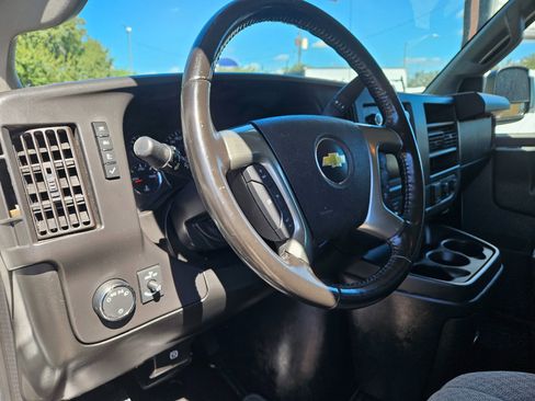 Used 2017 Chevrolet Express 3500 Extended image 7