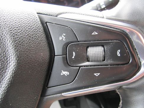 Used 2025 Chevrolet Trax LT w/ Sunroof Package FWD image 15