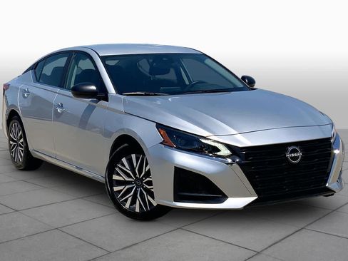 Used 2025 Nissan Altima 2.5 SV FWD image 3