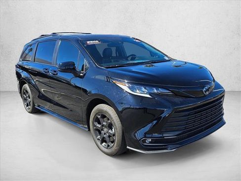 Used 2025 Toyota Sienna XLE Woodland Edition image 3