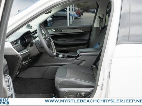 Certified 2023 Jeep Grand Cherokee Laredo image 17