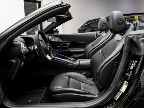 Used 2023 Mercedes-Benz SL 63 AMG 4MATIC w/ Driver Assistance Package image 10