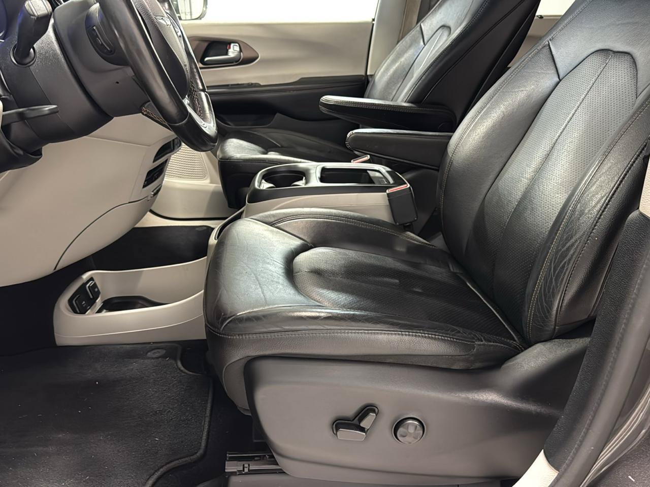 Used 2018 Chrysler Pacifica Touring-L Plus FWD image 18