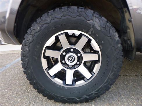 Used 2021 Toyota 4Runner TRD Off-Road Premium w/ Moonroof Package AWD/4WD image 22