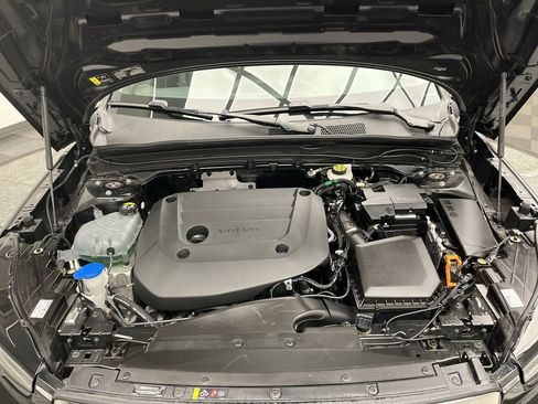 Used 2025 Volvo XC40 B5 Core image 28