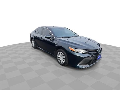 Used 2020 Toyota Camry LE image 2
