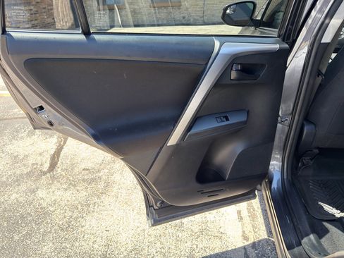 Used 2018 Toyota RAV4 LE FWD image 24