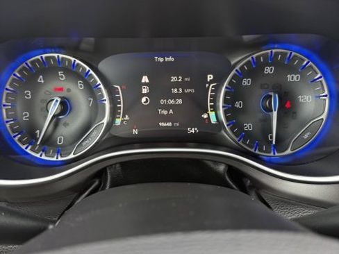 Used 2019 Chrysler Pacifica Limited image 21