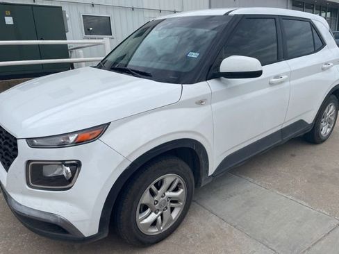 Used 2021 Hyundai Venue SE FWD image 2