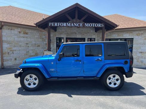 Used 2015 Jeep Wrangler Unlimited Sahara w/ Connectivity Group AWD/4WD image 2