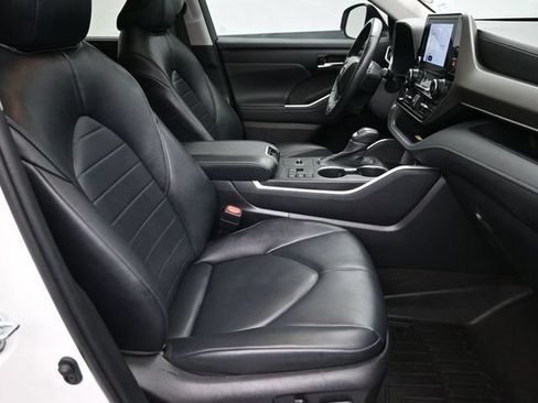 Used 2023 Toyota Highlander XLE FWD image 12