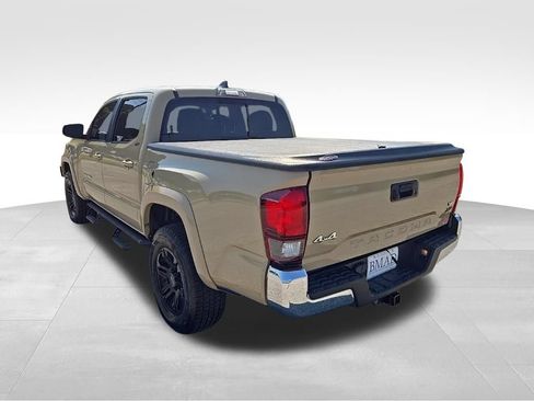 Used 2018 Toyota Tacoma SR5 AWD/4WD image 12