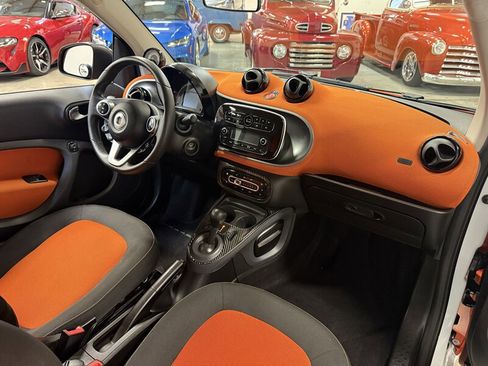 Used 2016 smart fortwo passion RWD image 2