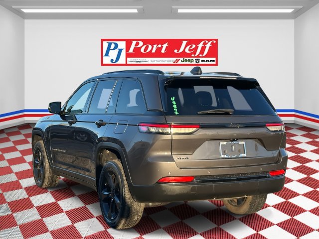 Used 2023 Jeep Grand Cherokee Altitude AWD/4WD image 5