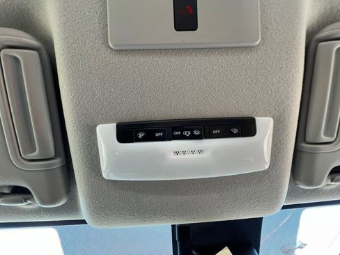 Certified 2025 Nissan Versa SR w/ Trunk Package image 26