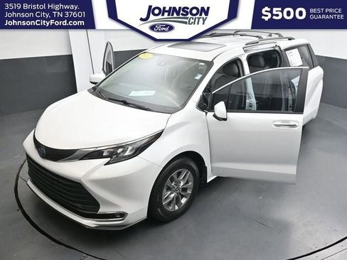 Used 2024 Toyota Sienna XLE FWD image 36