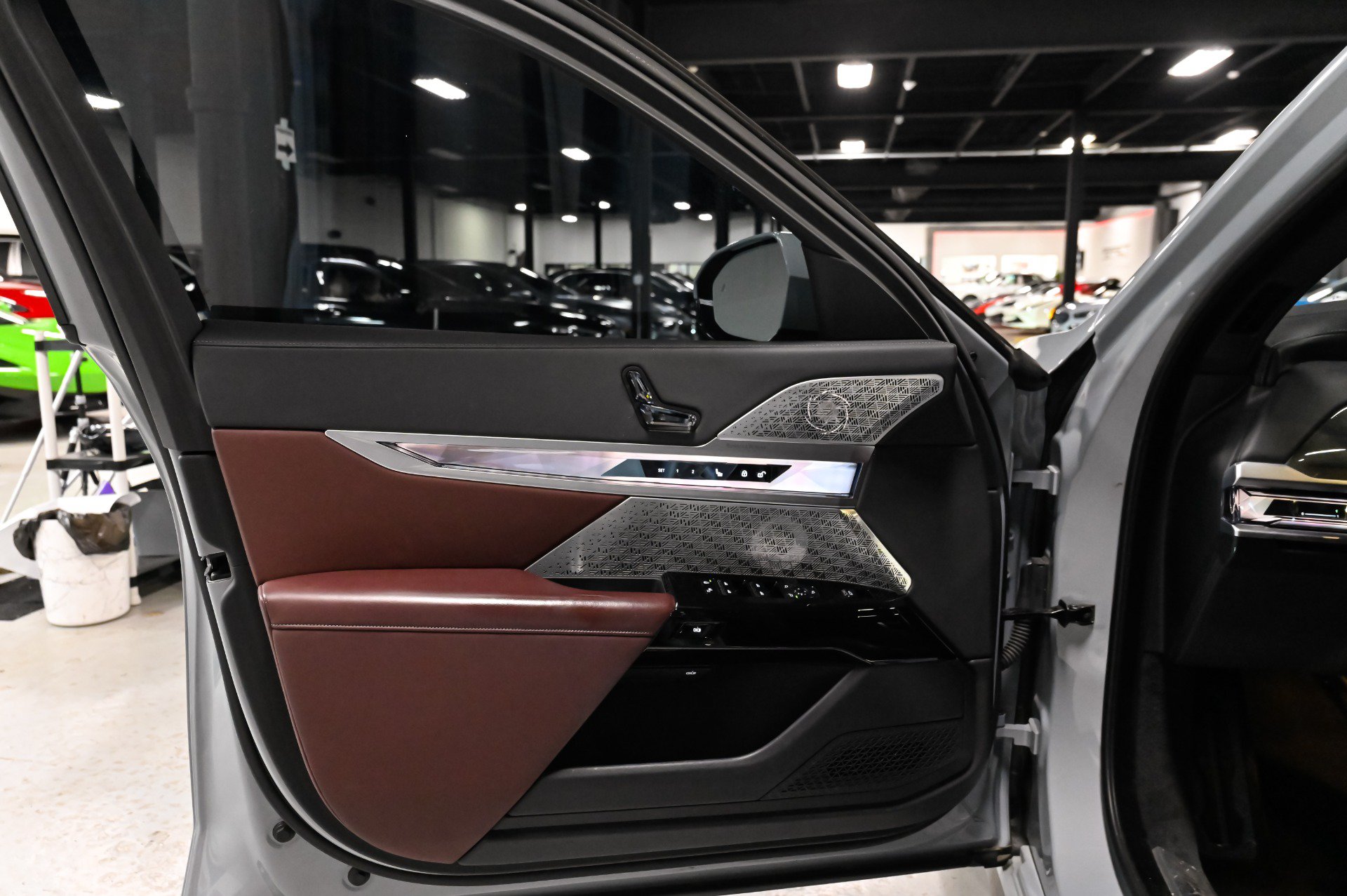 Used 2023 BMW i7 xDrive60 w/ Parking Assistance Package AWD/4WD image 4