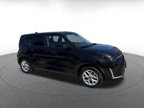 Used 2025 Kia Soul LX w/ LX Technology Package FWD image 2